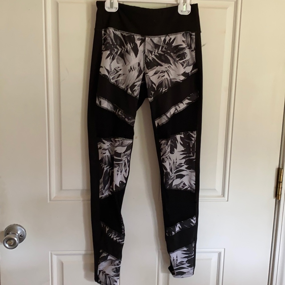 💥💥💥4 items for $10.  Black leggings size small